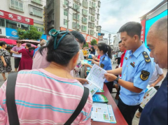 <b>用通俗易懂的言语注释“免费体检”“专家”等</b>